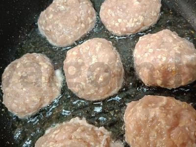 Kiaulienos kotletai su avižiniais dribsniais Žingsnis 5