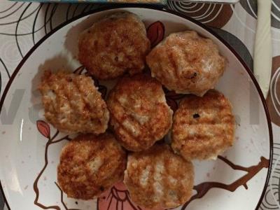 Kiaulienos kotletai su avižiniais dribsniais pagrindine nuotrauka