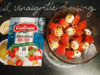 Salotas su traškiais baklažanais, pomidorais ir mocarela pagrindine nuotrauka