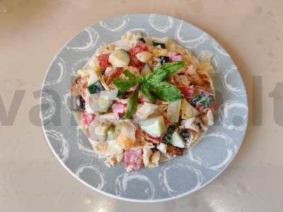 Salotas su vištiena, daržovėmis ir džiovintais abrikosais pagrindine nuotrauka