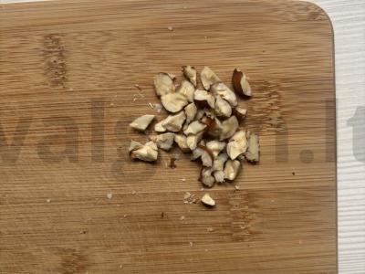 Greitas kremas su kokosų drožlėmis ir lazdyno riešutais Žingsnis 1