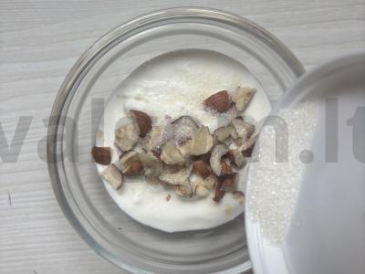 Greitas kremas su kokosų drožlėmis ir lazdyno riešutais Žingsnis 3