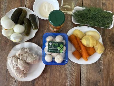 Sluoksniuotas salotas su vištienos filė „Gribų pieva“ Žingsnis 1