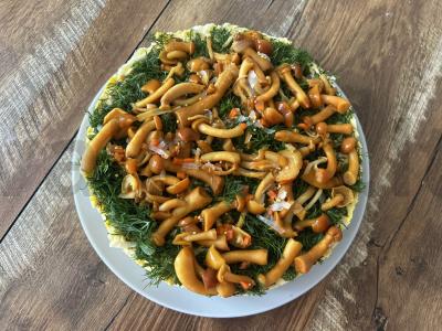 Sluoksniuotas salotas su vištienos filė „Gribų pieva“ pagrindine nuotrauka