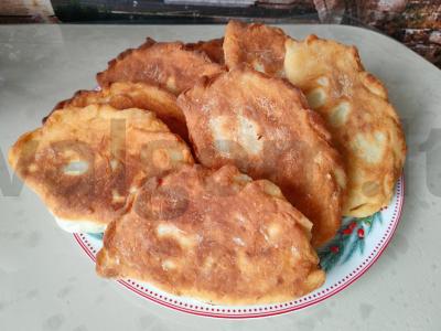 Kepti pyragėliai su mėsa pagrindine nuotrauka