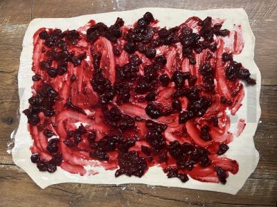 Vyšnių štrudelis iš sluoksniuoto tešlos Žingsnis 6