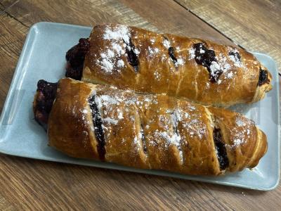 Vyšnių štrudelis iš sluoksniuoto tešlos pagrindine nuotrauka