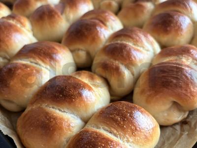 Dešrelės tešloje su graikišku jogurtu pagrindine nuotrauka