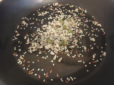 Šiltas salotas su keptu cukiniju ir šviežiais daržovėmis Žingsnis 1