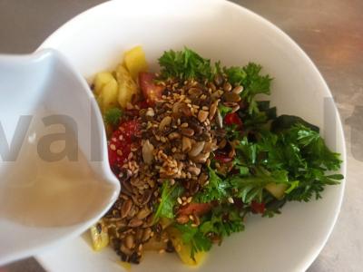 Šiltas salotas su keptu cukiniju ir šviežiais daržovėmis Žingsnis 6