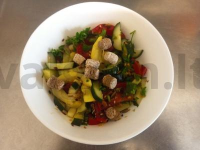 Šiltas salotas su keptu cukiniju ir šviežiais daržovėmis pagrindine nuotrauka