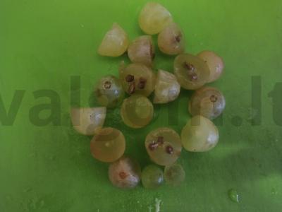 Arbatos gėrimas su vynuogėmis ir erškėtrožėmis Žingsnis 3