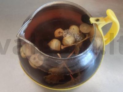 Arbatos gėrimas su vynuogėmis ir erškėtrožėmis pagrindine nuotrauka