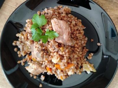 Grikių košė su mėsa ir daržovėmis vakarienei pagrindine nuotrauka