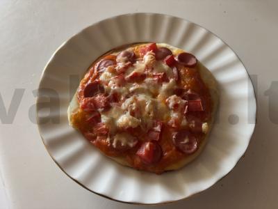 Porcinė pica su sočia įdaru pagrindine nuotrauka