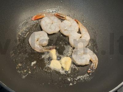 Greito paruošimo makaronai su krevetėmis Žingsnis 2