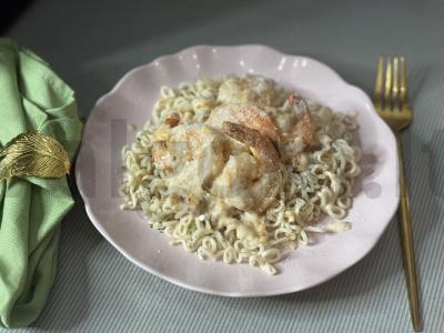 Greito paruošimo makaronai su krevetėmis pagrindine nuotrauka