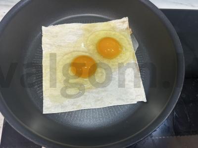 Kiaušinienė lavaše su pomidoru, dešra ir Adygei sūriu Žingsnis 2