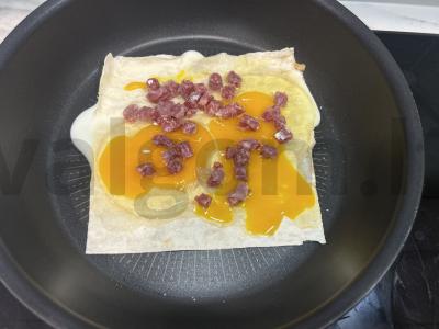 Kiaušinienė lavaše su pomidoru, dešra ir Adygei sūriu Žingsnis 3