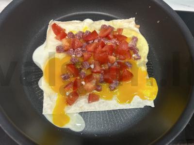 Kiaušinienė lavaše su pomidoru, dešra ir Adygei sūriu Žingsnis 4