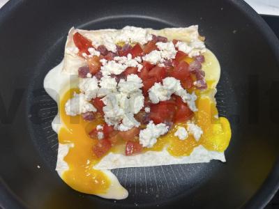 Kiaušinienė lavaše su pomidoru, dešra ir Adygei sūriu Žingsnis 5