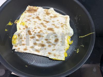 Kiaušinienė lavaše su pomidoru, dešra ir Adygei sūriu Žingsnis 6