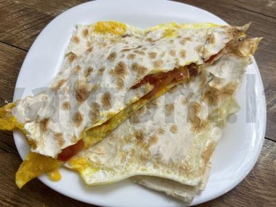 Kiaušinienė lavaše su pomidoru, dešra ir Adygei sūriu pagrindine nuotrauka