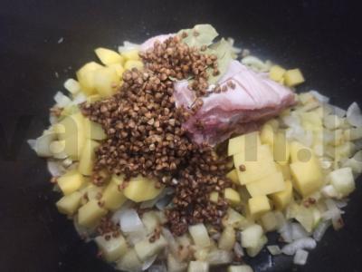 Grikių sriuba su bulvėmis, cukinijomis ir šonkauliais Žingsnis 4