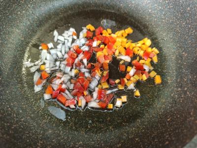 Kiaušinių makaronai su avokadu ir žuvies paštetu Žingsnis 2