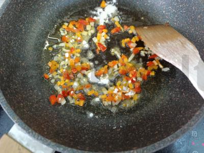 Kiaušinių makaronai su avokadu ir žuvies paštetu Žingsnis 3