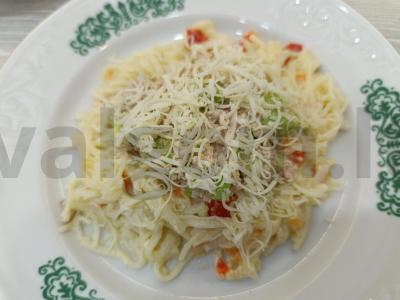 Kiaušinių makaronai su avokadu ir žuvies paštetu pagrindine nuotrauka