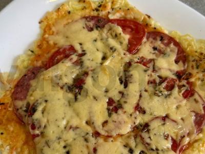 Pica be tešlos su dešra ir sūriu pagrindine nuotrauka