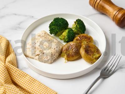 Kepta menkė su brokoliais ir mažais bulvytėmis pagrindine nuotrauka