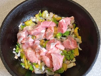 Kvinoja su daržovėmis ir kalakutienos šlaunelių filė Žingsnis 3