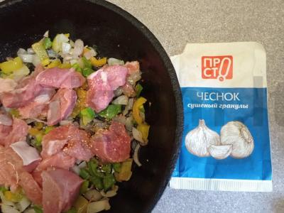 Kvinoja su daržovėmis ir kalakutienos šlaunelių filė Žingsnis 4