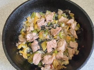 Kvinoja su daržovėmis ir kalakutienos šlaunelių filė Žingsnis 6