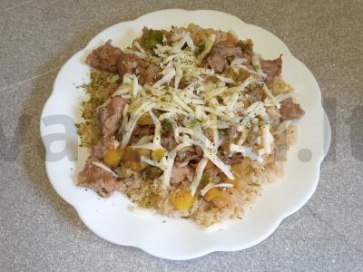 Kvinoja su daržovėmis ir kalakutienos šlaunelių filė pagrindine nuotrauka