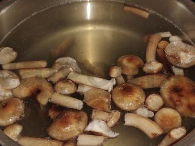 Grybų makaronai su žalia karčiojo padažu Žingsnis 1