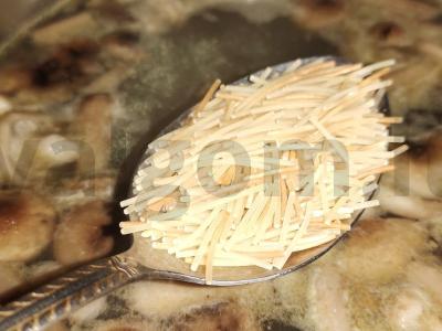 Grybų makaronai su žalia karčiojo padažu Žingsnis 4