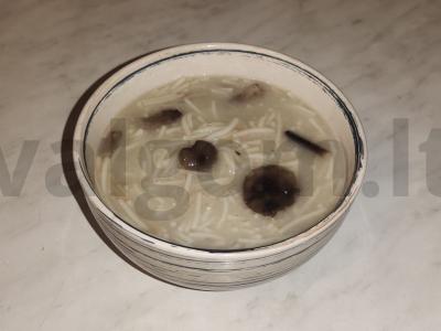 Grybų makaronai su žalia karčiojo padažu pagrindine nuotrauka