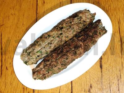 Kiaulienos lyulya-kebabas ant anglių pagrindine nuotrauka