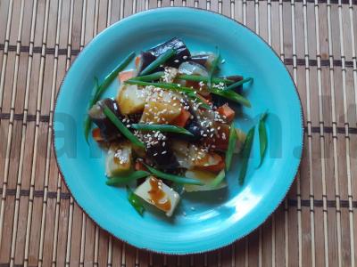 Trokštos daržovės azijietišku stiliumi vakarienei pagrindine nuotrauka