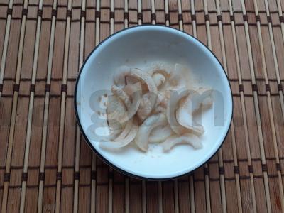 Skrebučiai su dešrelėmis ir marinuotais svogūnais Žingsnis 1