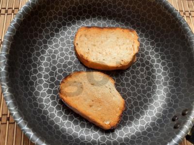 Skrebučiai su dešrelėmis ir marinuotais svogūnais Žingsnis 2