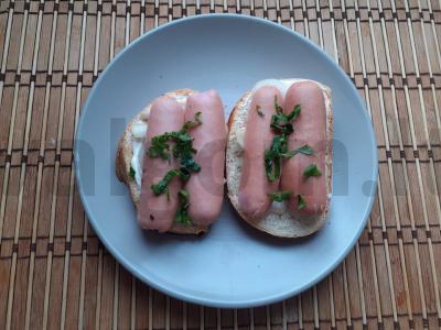 Skrebučiai su dešrelėmis ir marinuotais svogūnais pagrindine nuotrauka