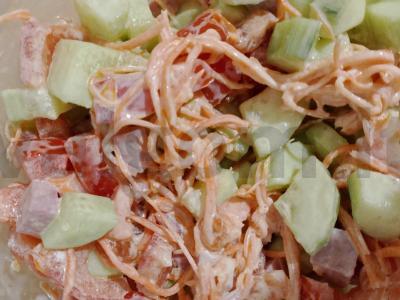 Greitas salotas su dešra pagrindine nuotrauka