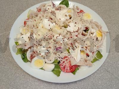 Salotos su kalmarais, mocarela ir putpelių kiaušiniais pagrindine nuotrauka