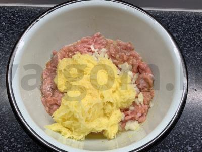 Kalakutienos kotletai su bulvėmis ir svogūnais Žingsnis 3