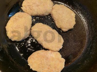 Kalakutienos kotletai su bulvėmis ir svogūnais Žingsnis 6