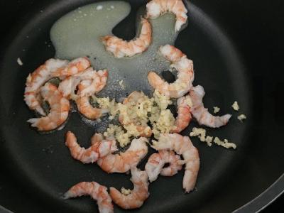 Spagečiai su krevetėmis grietinėlės padaže Žingsnis 3